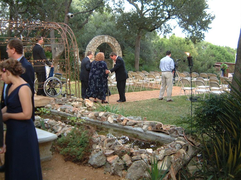 2003/10(Oct)/03(Urbik-Wedding)/1024x768_2003-10-05 17-45-11.JPG